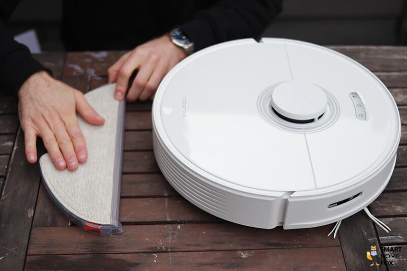 Die Wischplatte des Roborock Q7 Max Saug-Wisch-Roboters liegt hinter dem Gerät